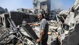 Un hombre palestino entre los escombros del barrio gazatí de Al-Ramal, destruido por ataques aéreos israelíes.