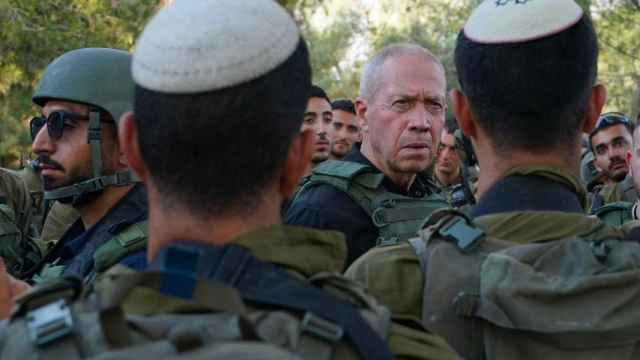 El Ministro de Defensa israelí en su visita a las tropas.