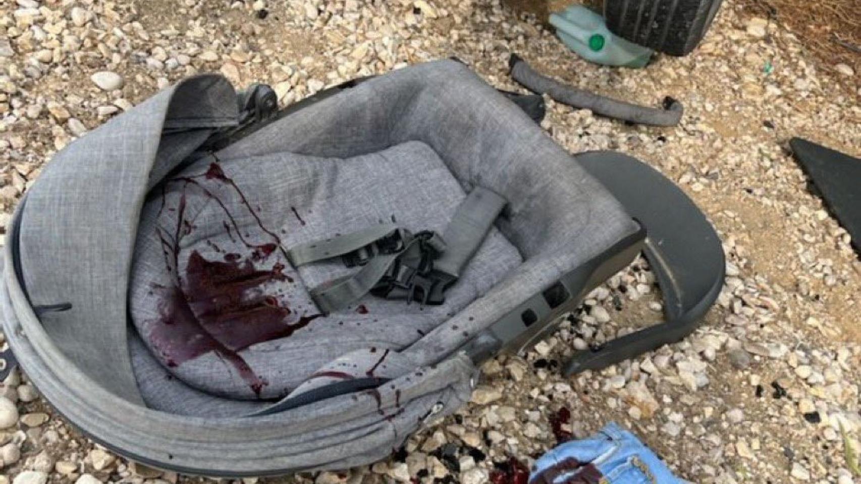 La silla de un bebé completamente ensangrentada en el kibutz donde se produjo la matanza.