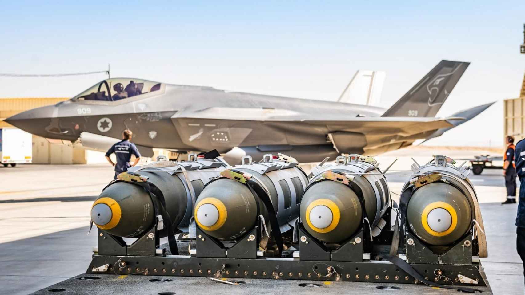 Bombas junto a un caza F-35