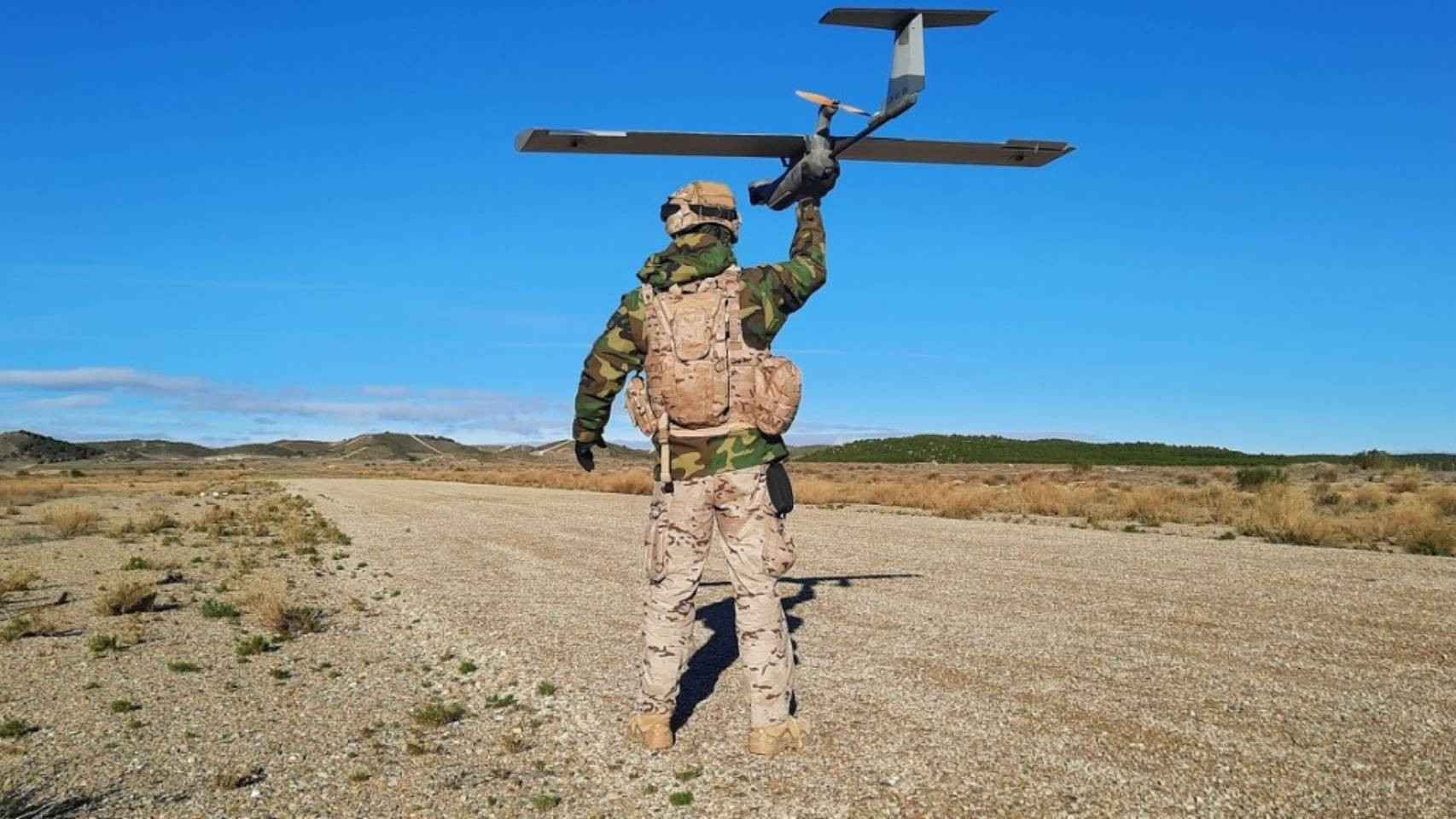 Un soldado del Ejército del Aire preparado para lanzar el dron Seeker UAS