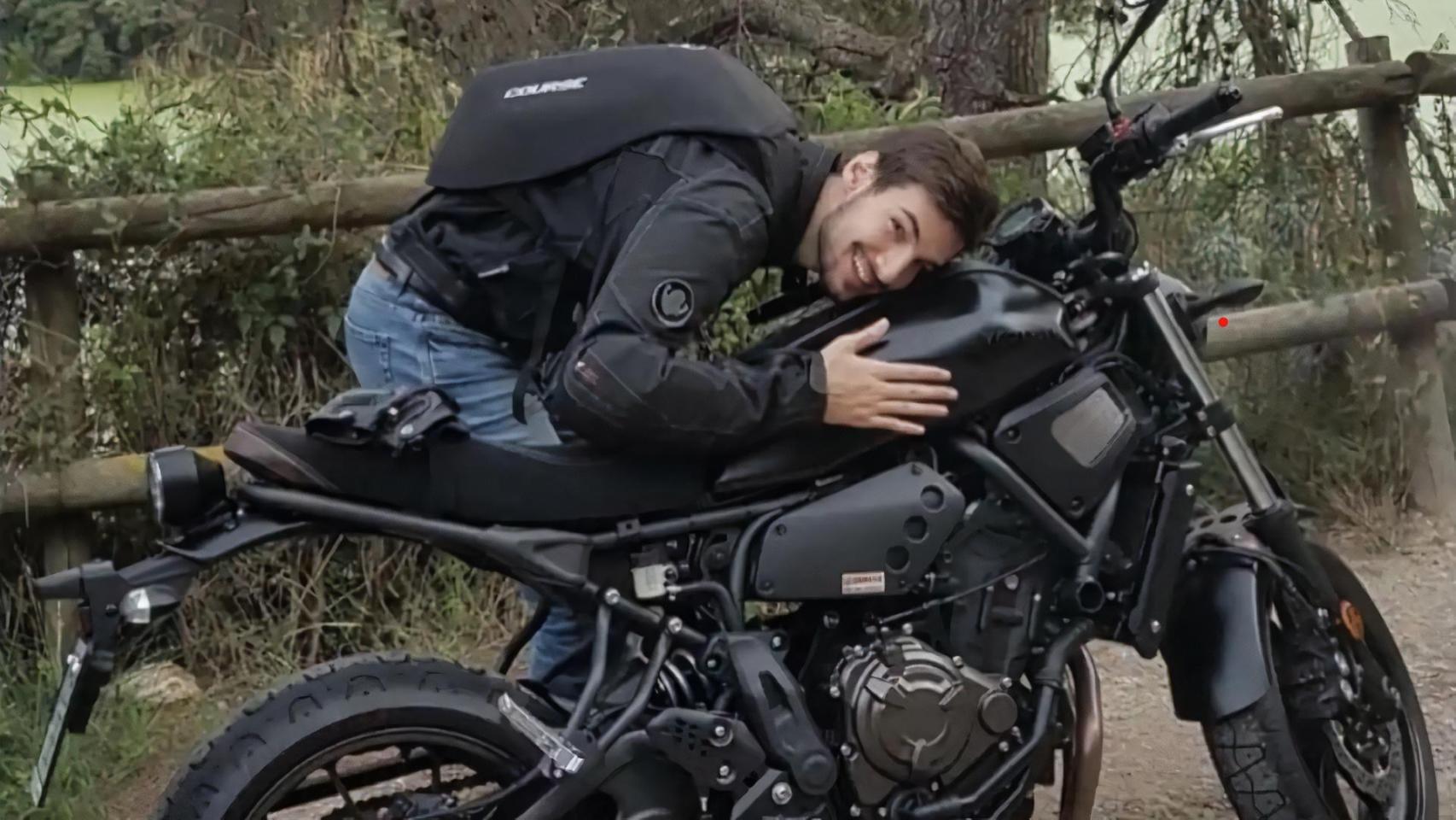 Imagen de Josep junto a su moto