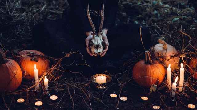 Mujer haciendo un ritual en el bosque