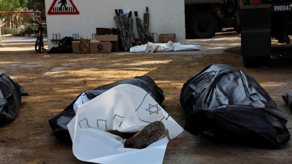 Algunos de los cadáveres que han aparecido en el kibutz de Kfar Aza.