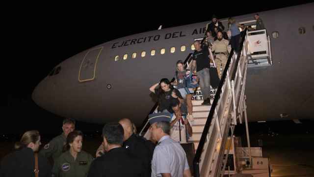 Un grupo de españoles llega a Torrejón de Ardoz (Madrid) desde Israel.