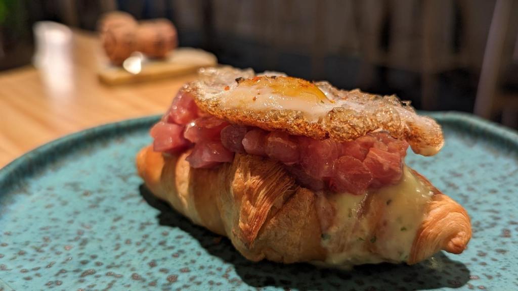 Este plato es una locura: minicroissant de atún, salsa verde mex y huevo de codorniz