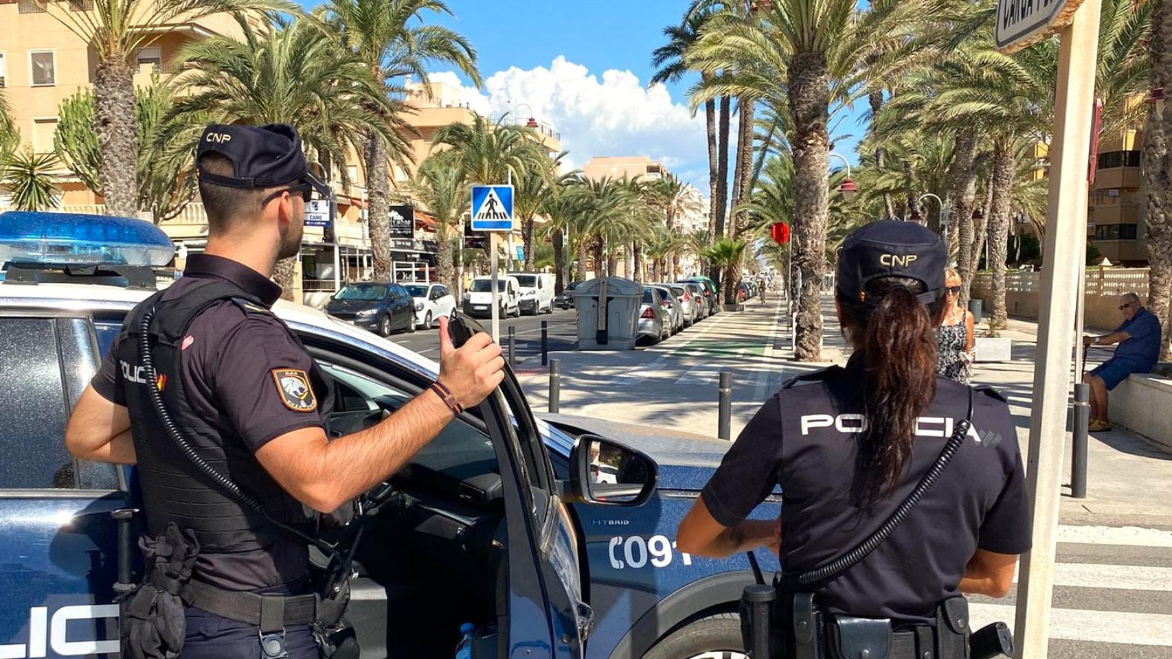 Dos agentes de la Policía Nacional de Elche en una imagen de archivo.