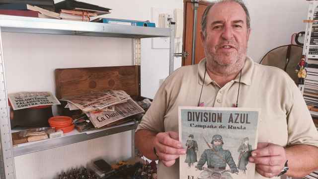 José Manuel Lledó, con una de las piezas de sus colecciones, una cartilla de racionamientos de la División Azul.