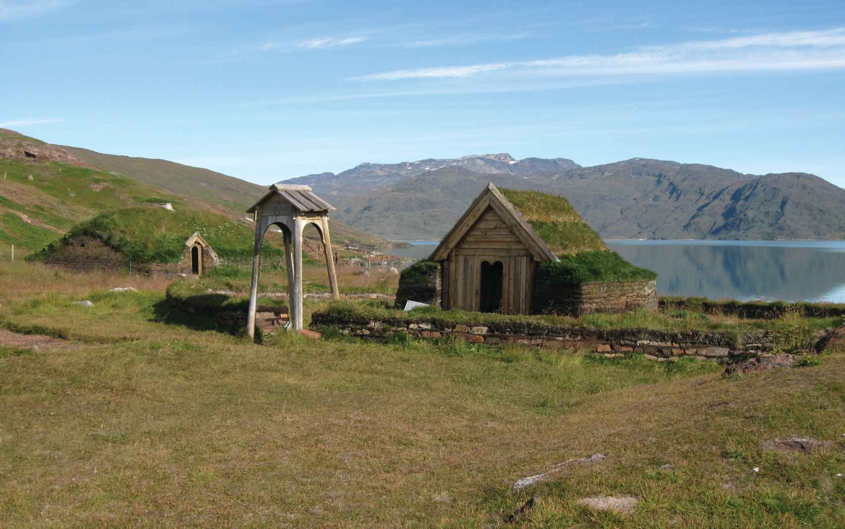 Reconstrucción de la iglesia de Thjodhild, construida junto a las ruinas de la granja de Erik el Rojo en Brattahlíd, en el Asentamiento Oriental de Groenlandia.