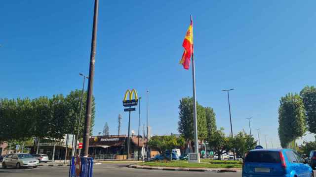La bandera de España ha sustituido a la de Talavera en la rotonda de la Avenida de Madrid con motivo del 12-O
