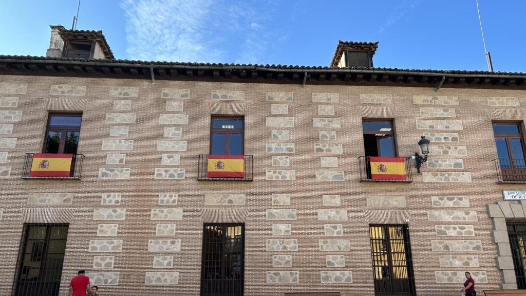 Banderas de España en los balcones de Ayuntamiento de Talavera