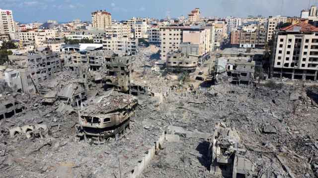 Vista de casas y edificios destruidos por bombardeos israelíes en la ciudad de Gaza. 10 de octubre de 2023. Foto: Reuters/Mohammed Salem/File Photo