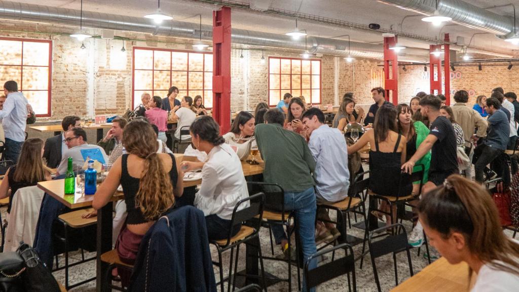 Mesas del Mercado de San Leopoldo llenas de gente.