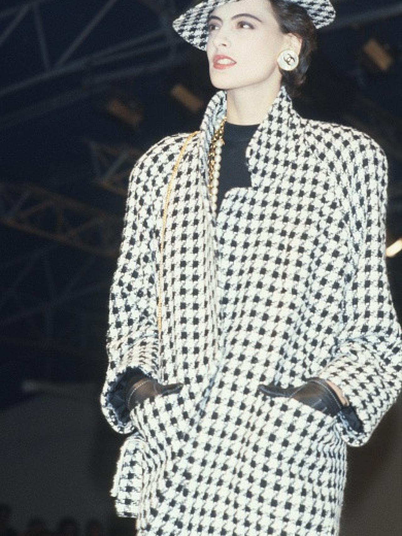 Inés de la Fressange, durante el desfile otoño/invierno 1985/1986 de CHANEL en la Semana de la Moda de París.