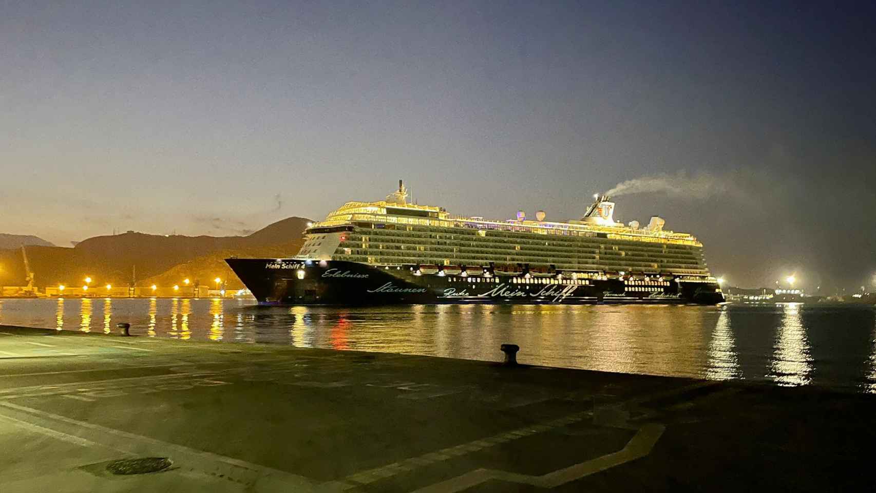 El crucero Mein Schiff 4 haciendo escala en el puerto de Cartagena.