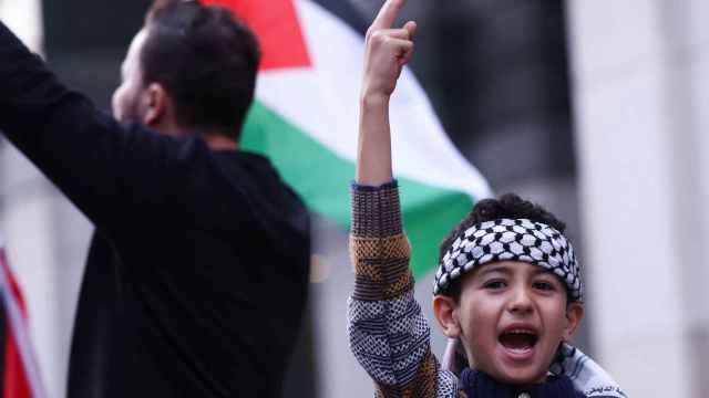 Un niño participa en una manifestación por Palestina en Bruselas tras la masacre de Hamás.