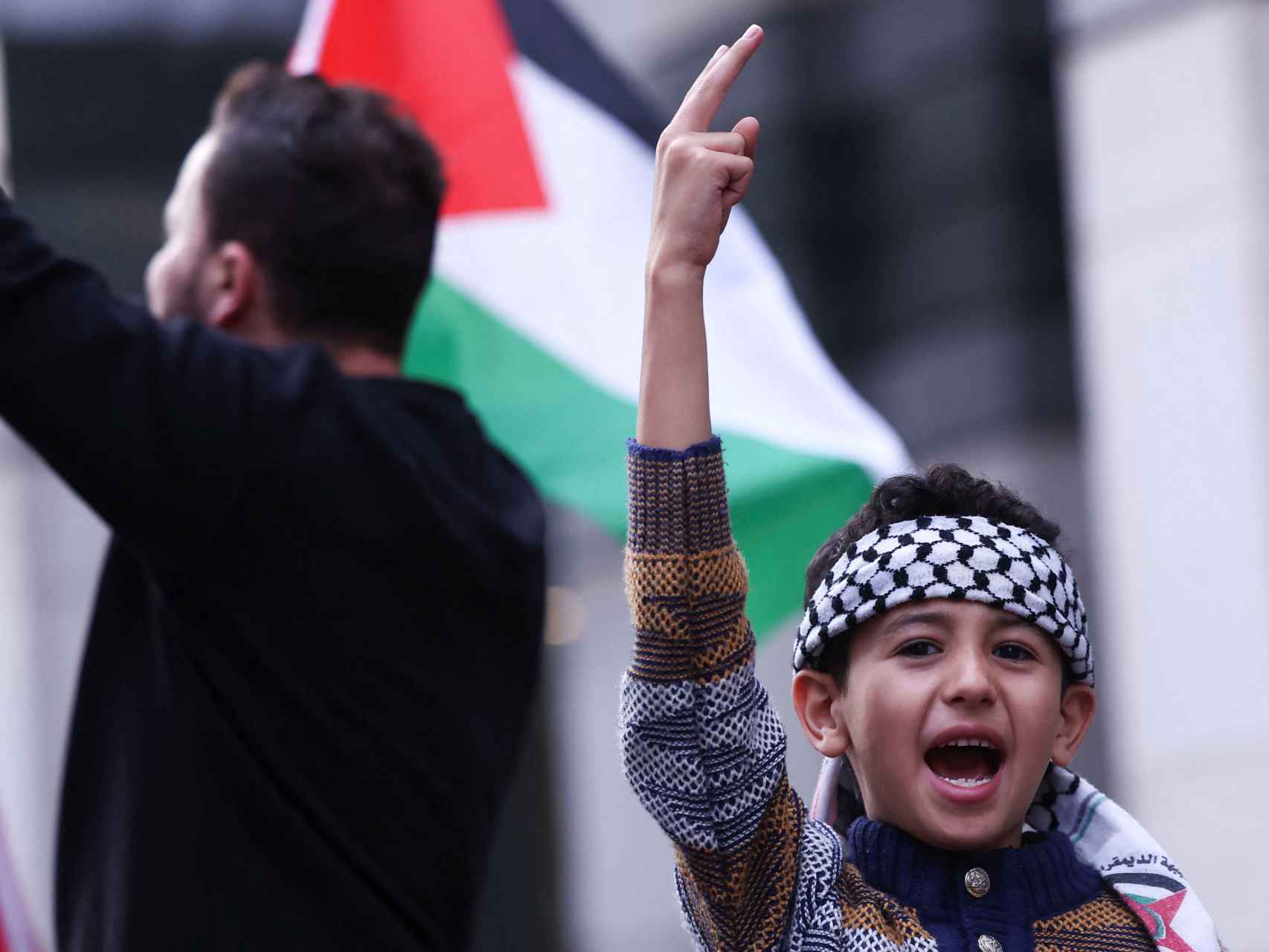 Un niño participa en una manifestación por Palestina en Bruselas tras la masacre de Hamás.
