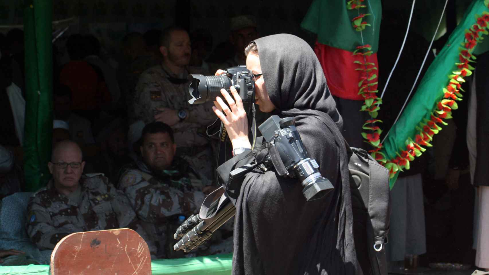 La periodista Mònica Bernabé en Afganistán, vestida con una prenda tradicional femenina