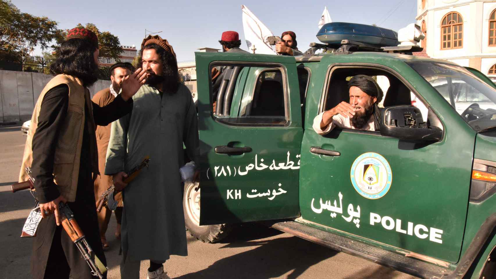 Talibanes en un coche de policía en Afganistán