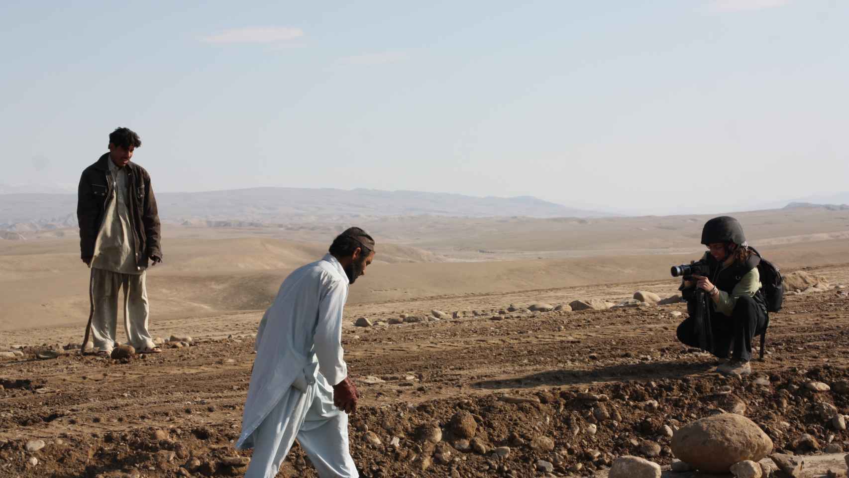 La reportera en una zona rural de Afganistán