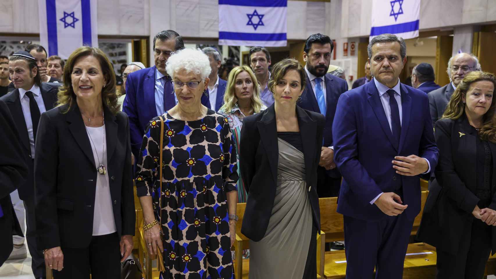 La embajadora de Israel, Rodica Radian-Gordon, junto a la presidenta madrileña, Isabel Díaz Ayuso, y Maxo Benalal, en el servicio religioso posterior a la concentración 'Unidos por Israel'.