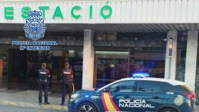 Dos agentes de la Policía Nacional en la estación de autobuses de Elche.