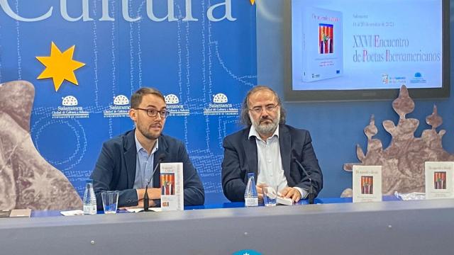 El concejal de Cultura, Ángel Fernández Silva, y el poeta Alfredo Pérez Alencart, presentan el Encuentro de Poetas Iberoamericanos