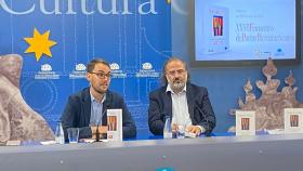 El concejal de Cultura, Ángel Fernández Silva, y el poeta Alfredo Pérez Alencart, presentan el Encuentro de Poetas Iberoamericanos