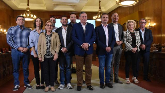 El presidente de la Diputación de Zamora, Javier Faúndez, con parte de su coorporación