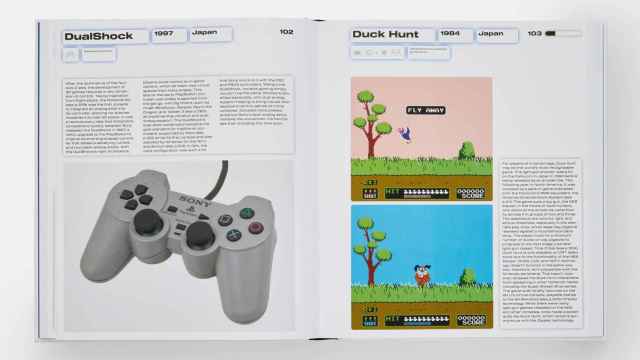 Doble página de 'Game Changers. The Video Game Revolution'. Phaidon. A la izquierda, el mando DualShock, 1997, Japón, desarrollado por Sony. A la derecha,  'Duck Hunt', 1984, Japón, desarrollado y publicado por Nintendo. Diseño del libro por Ariane Spanier y Stephie Becke.