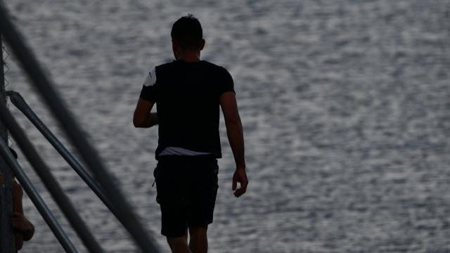 Un joven migrante en Ceuta. Foto: Antonio Sempere / Europa Press.