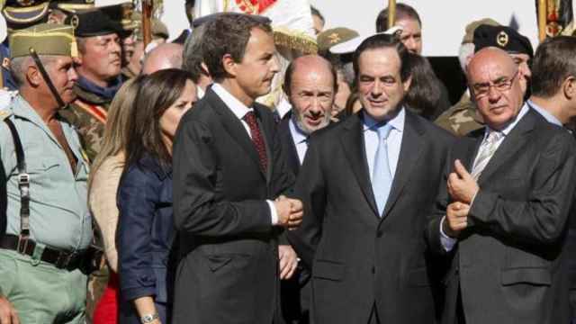 José Luis Rodríguez Zapatero con Alfredo Pérez Rubalcaba y los presidentes del Congreso, José Bono, y el Senado, Javier Rojo, en desfile del 12 de octubre de 2009.