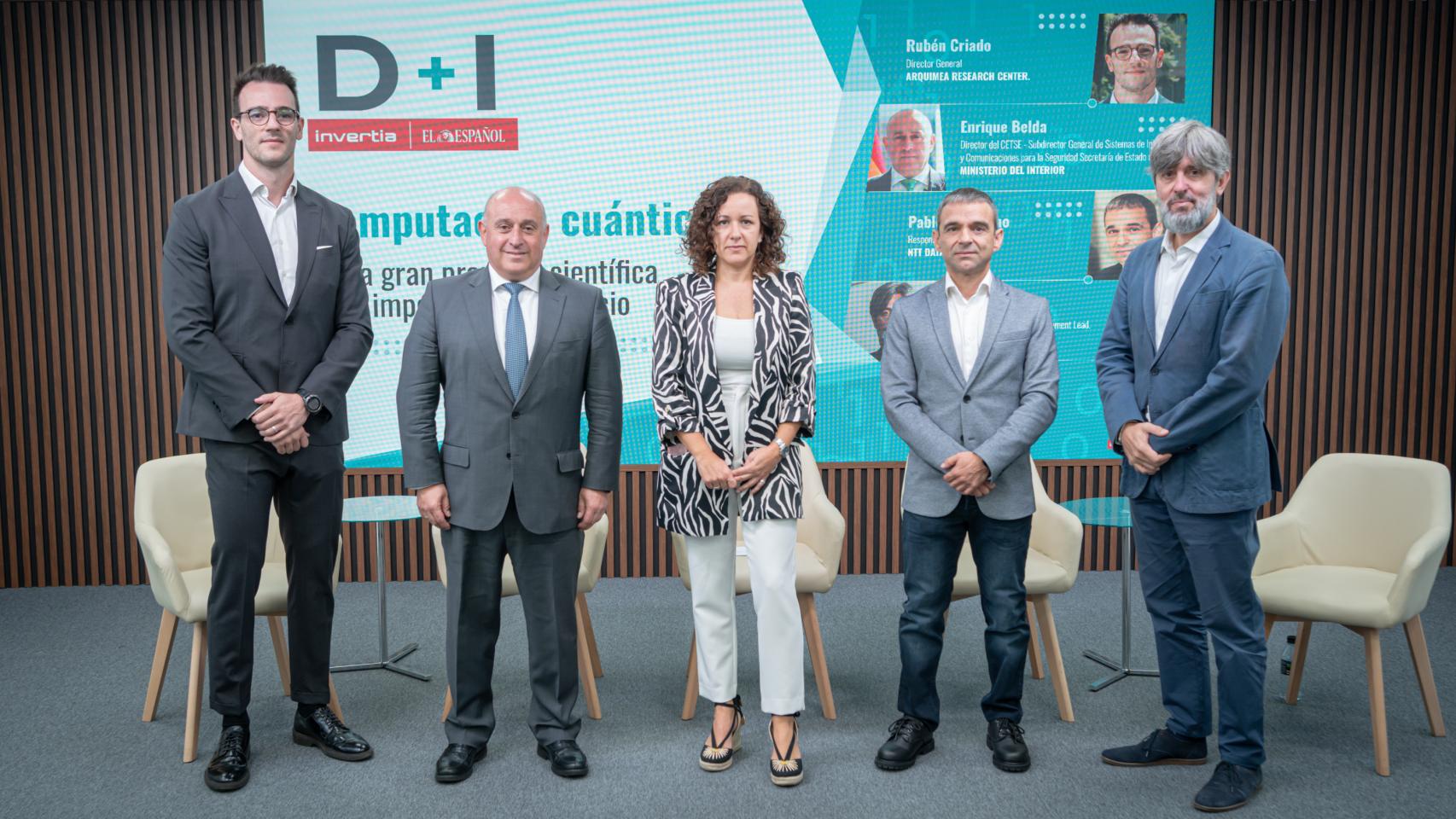 De izquierda a derecha:  Rubén Criado, director general Arquimea Research Center; Enrique Belda, director del CETSE y subdirector General de Sistemas de Información y Comunicaciones para la Seguridad Secretaría de Estado de Seguridad;  Noelia Hernández, redactora jefa de D+I;  Pablo Cabricano, responsable de Cuántica en NTT DATA; y Mikel Díez, Quantum Global Sales Enablement Lead de IBM.