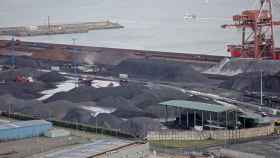 Almacén temporal de carbón en el puerto de El Musel (Gijón).