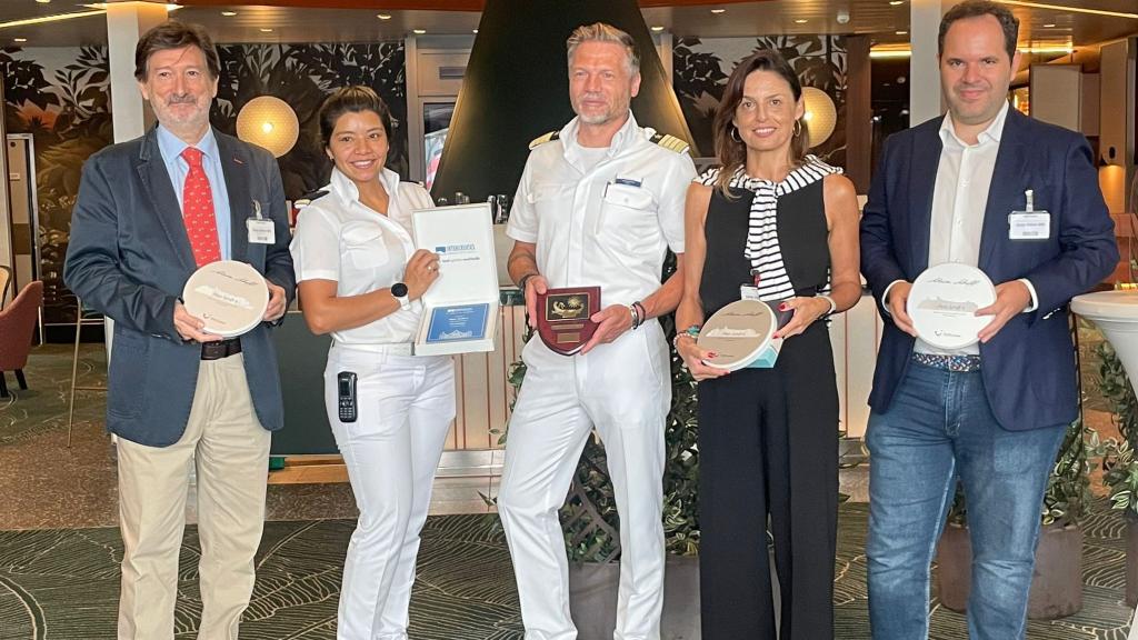 Bienvenida al capitán  del crucero Mein Schiff 4 en la que han participado Fernando Muñoz y Jaime Vindel, del puerto de Cartagena, junto a Maribel Ortuño,  de la consignataria Agencia Marítima Blázquez.