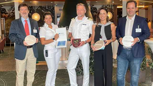 Bienvenida al capitán  del crucero Mein Schiff 4 en la que han participado Fernando Muñoz y Jaime Vindel, del puerto de Cartagena, junto a Maribel Ortuño,  de la consignataria Agencia Marítima Blázquez.
