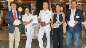 Bienvenida al capitán  del crucero Mein Schiff 4 en la que han participado Fernando Muñoz y Jaime Vindel, del puerto de Cartagena, junto a Maribel Ortuño,  de la consignataria Agencia Marítima Blázquez.