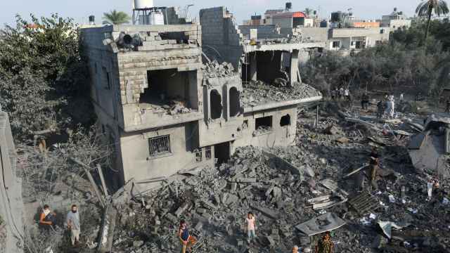 Destrucción del barrio de Khan Younis, al sur de Gaza, tras los bombardeos israelíes de este miércoles.