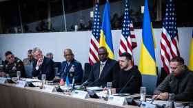 El secretario general de la OTAN, Jens Stoltenberg; el general norteamericano Charles Brown;  el secretario de Defensa de EEUU, Lloyd Austin; y el presidente Volodímir Zelenski, durante la reunión de este miércoles en Bruselas