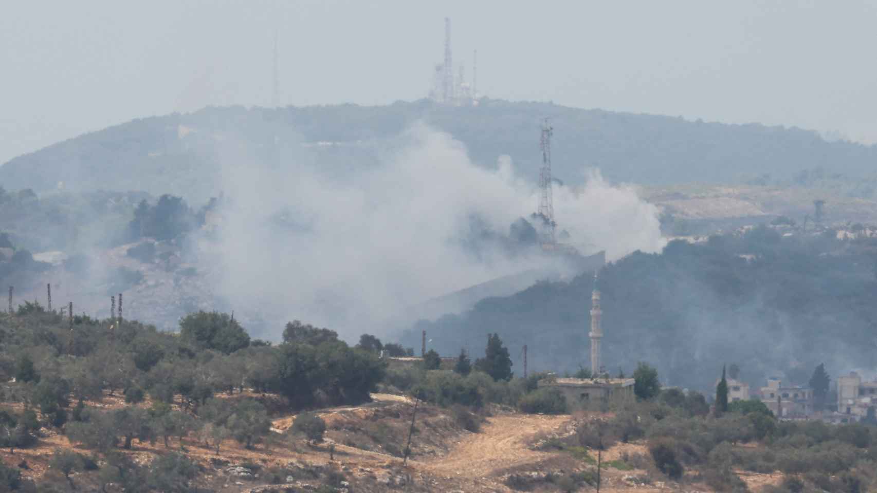 El humo se eleva desde la aldea libanesa de Dhayra después un bombardeo israelí.