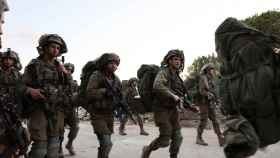 Un pelotón de soldados israelíes en el sur de Israel tras la masacre de Hamás.