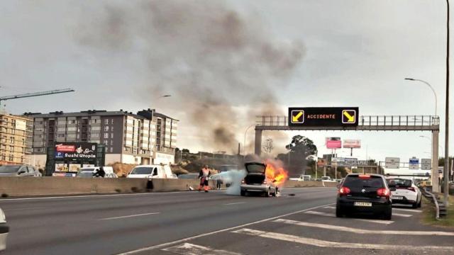 Retenciones en Alfonso Molina en A Coruña por un coche ardiendo