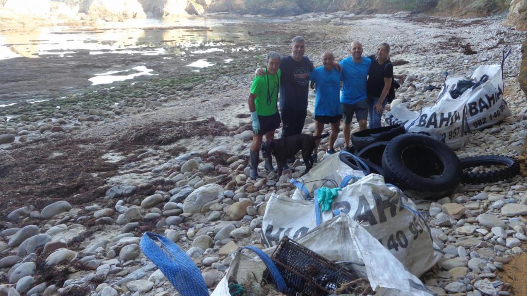 Imagen de la recogida de basura en las playas organizada por Adega