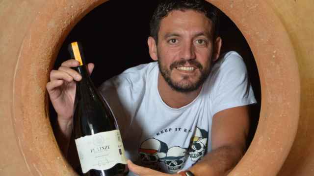 El enólogo Federico Lucendo con su vino 'El Linze 2021'.