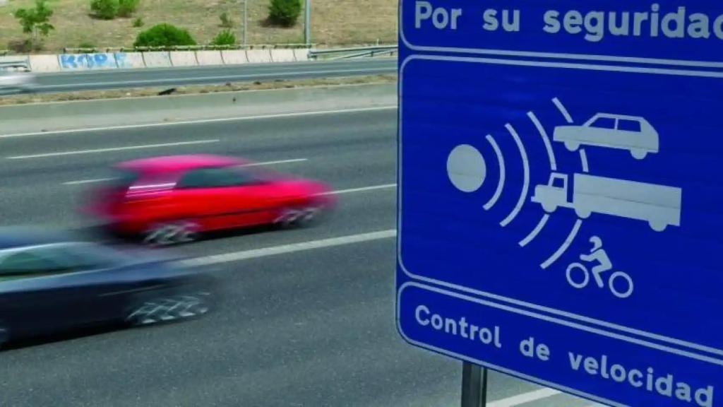 Aviso de un control de velocidad por radar, en imagen de archivo.