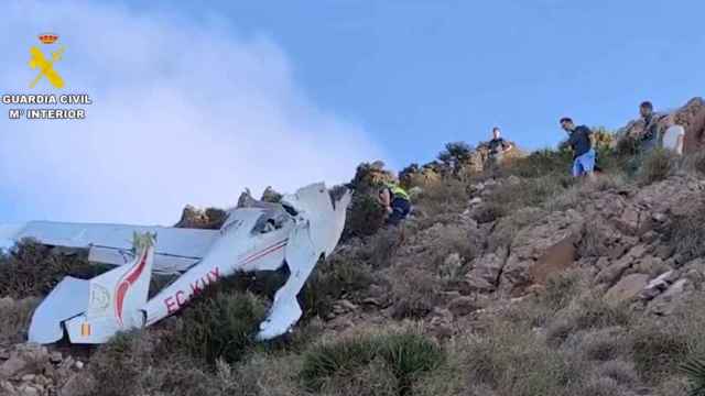 Los restos de la avioneta siniestrada en el  en el Cerro de los Frailes, perteneciente al término municipal de Cabo de Gata – Níjar.