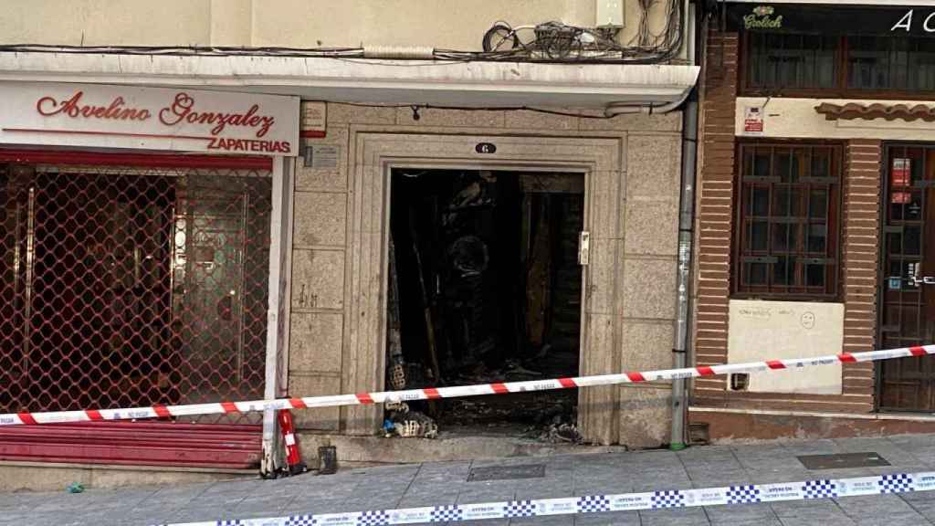 Portal del edificio donde se produjo el incendio.