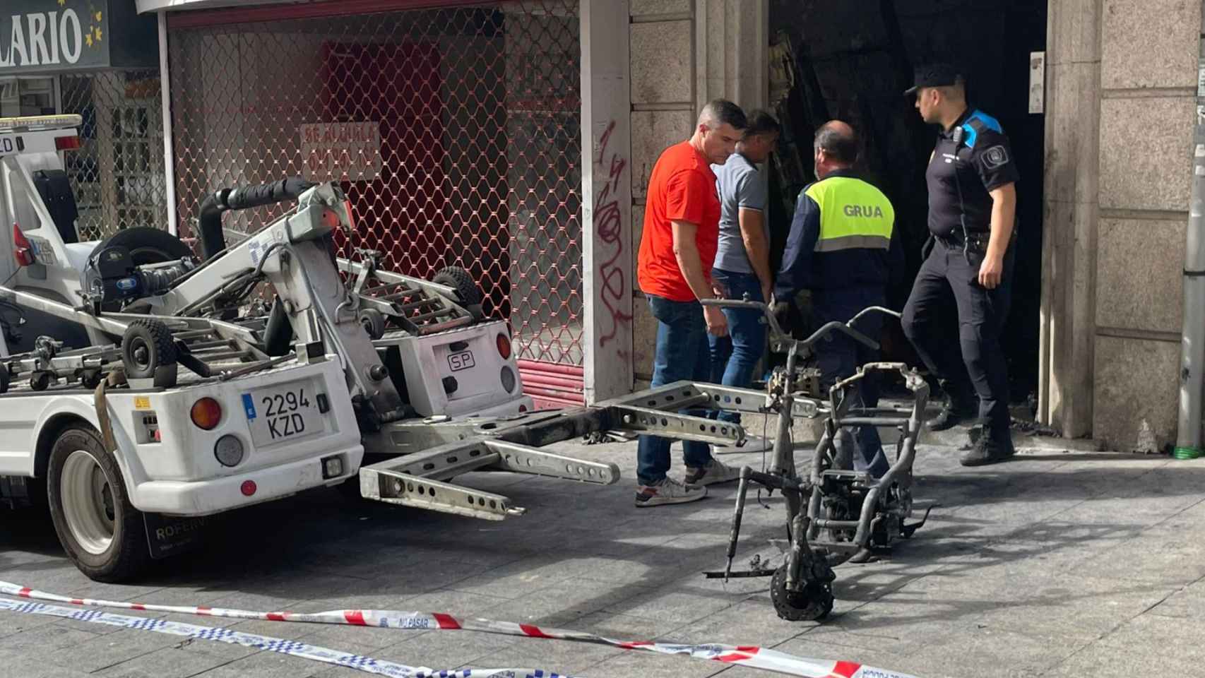 Esqueleto de la moto que pudo ser el foco del fuego.