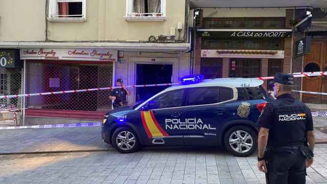 La Policía Nacional custodia el acceso a la vivienda en la que se produjo el siniestro.