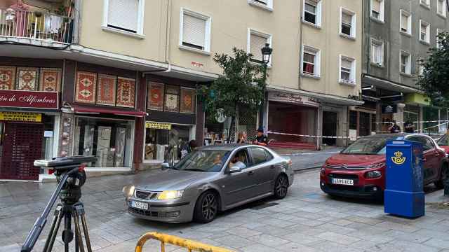 Un familiar recoge en coche a una de las afectadas por el incendio en Vigo.